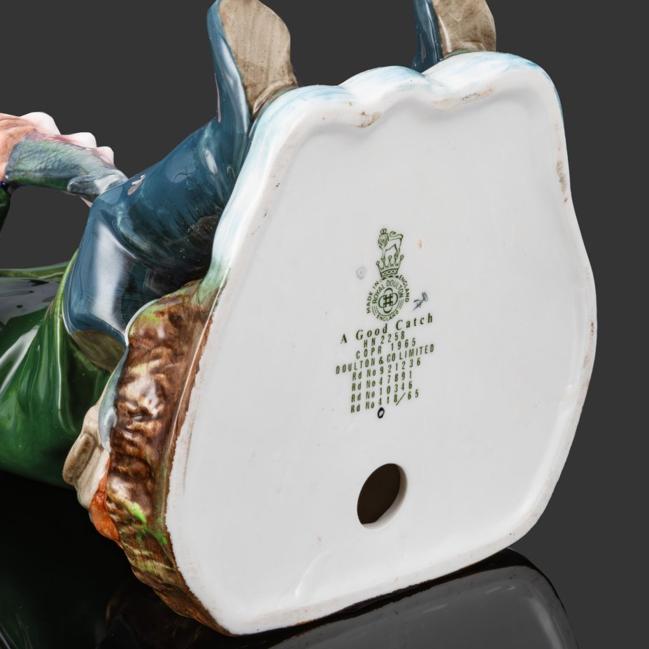 Статуэтка "Хороший улов", изображающая рыбака, фарфор, роспись, Royal Doulton, Великобритания, 1965-1986 гг.