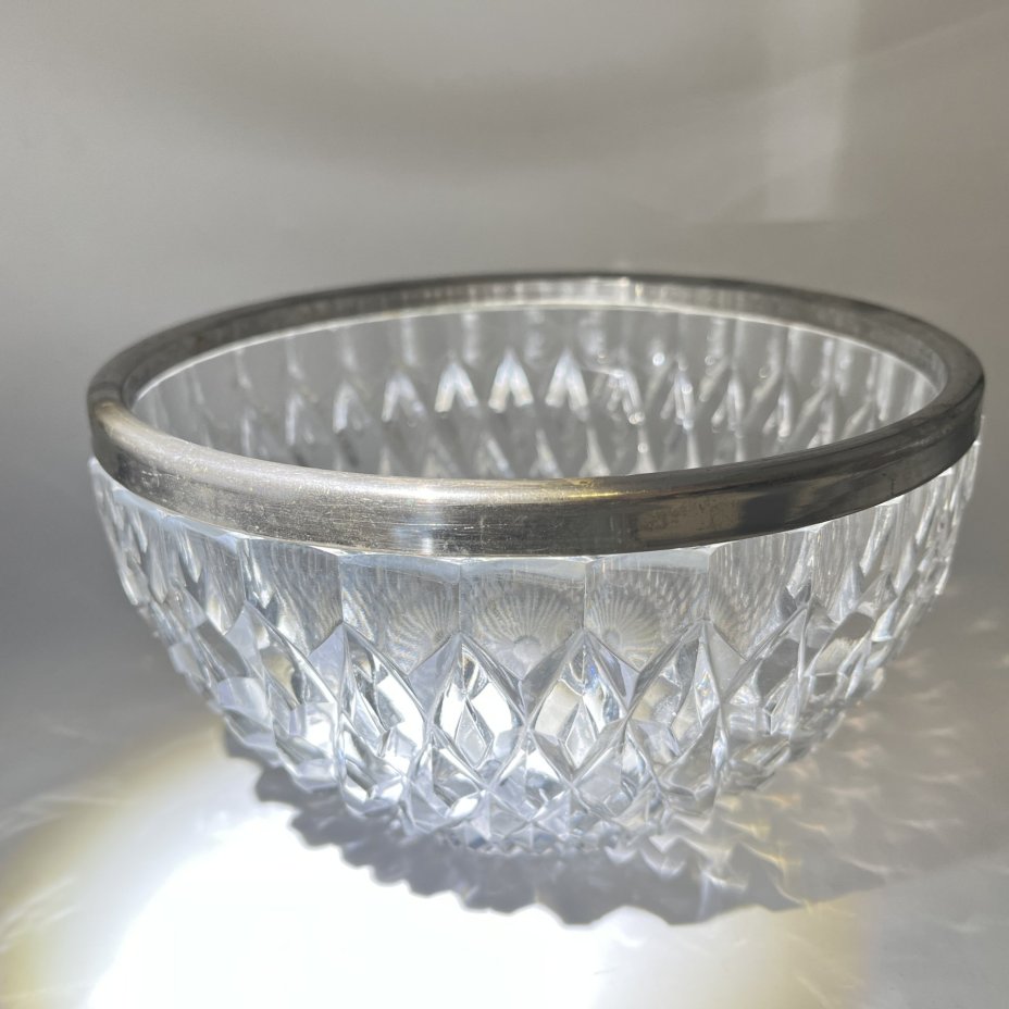 Фруктовница с геометрическим декором и металлическим ободком