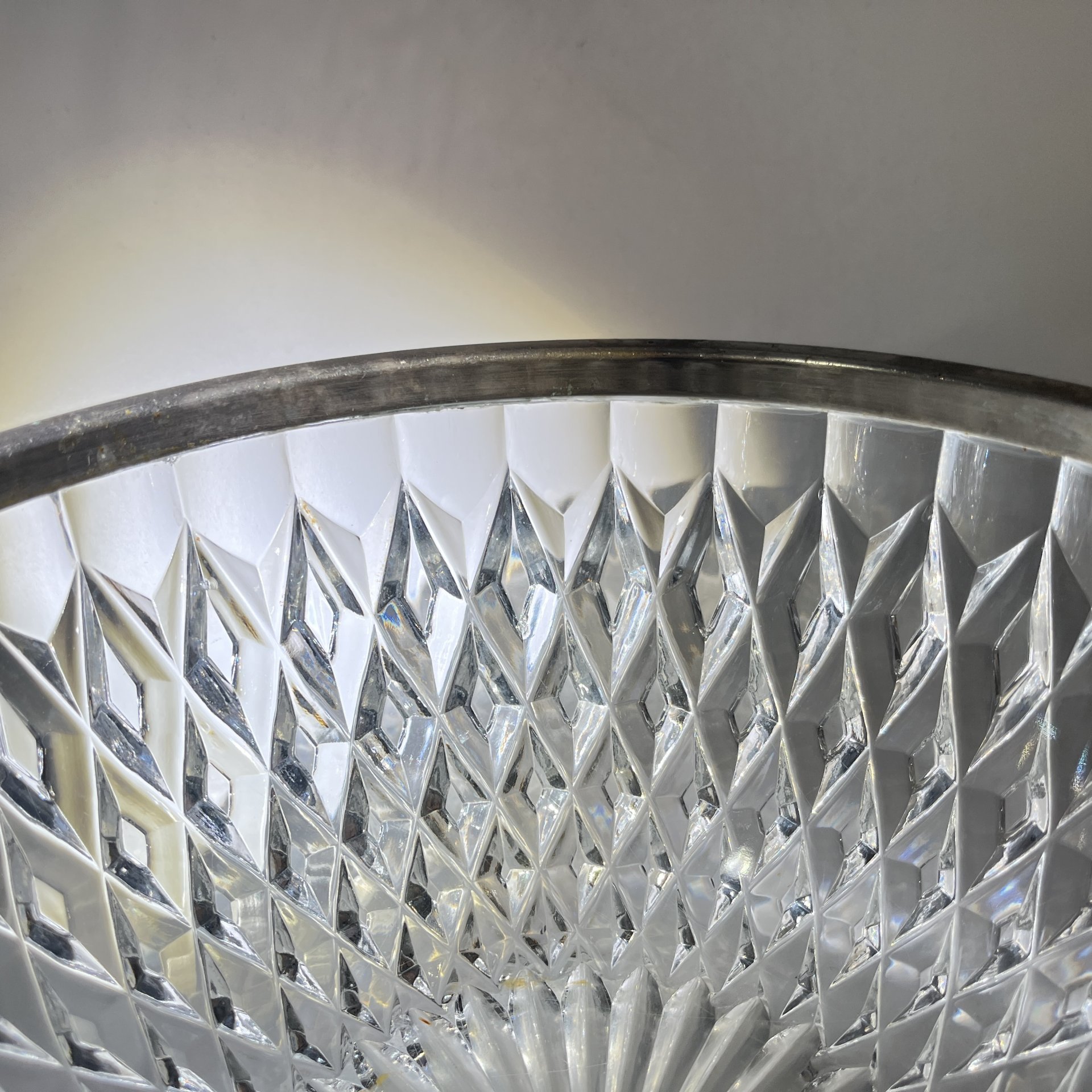 Фруктовница с геометрическим декором и металлическим ободком, хрусталь, металл, СССР, 1970-1990 гг.