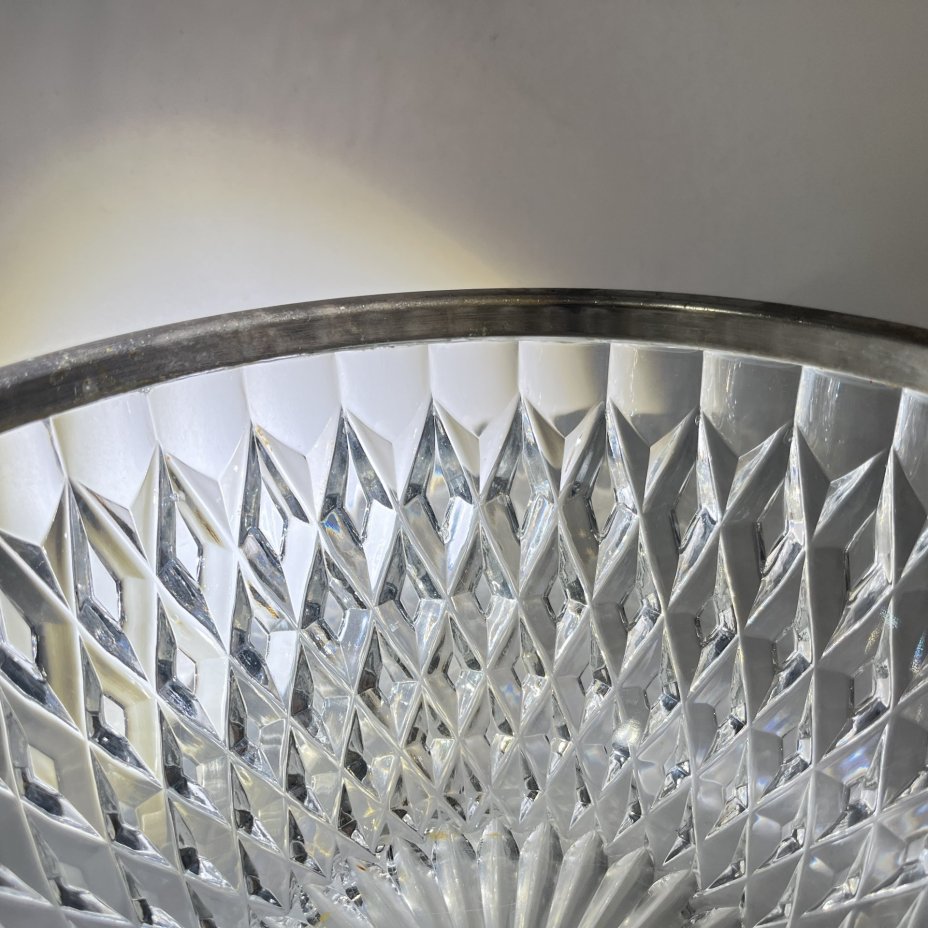 Фруктовница с геометрическим декором и металлическим ободком