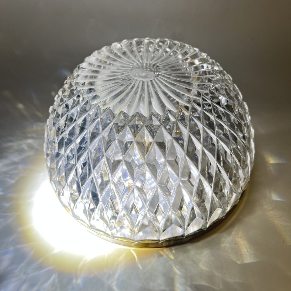 Фруктовница с геометрическим декором и металлическим ободком