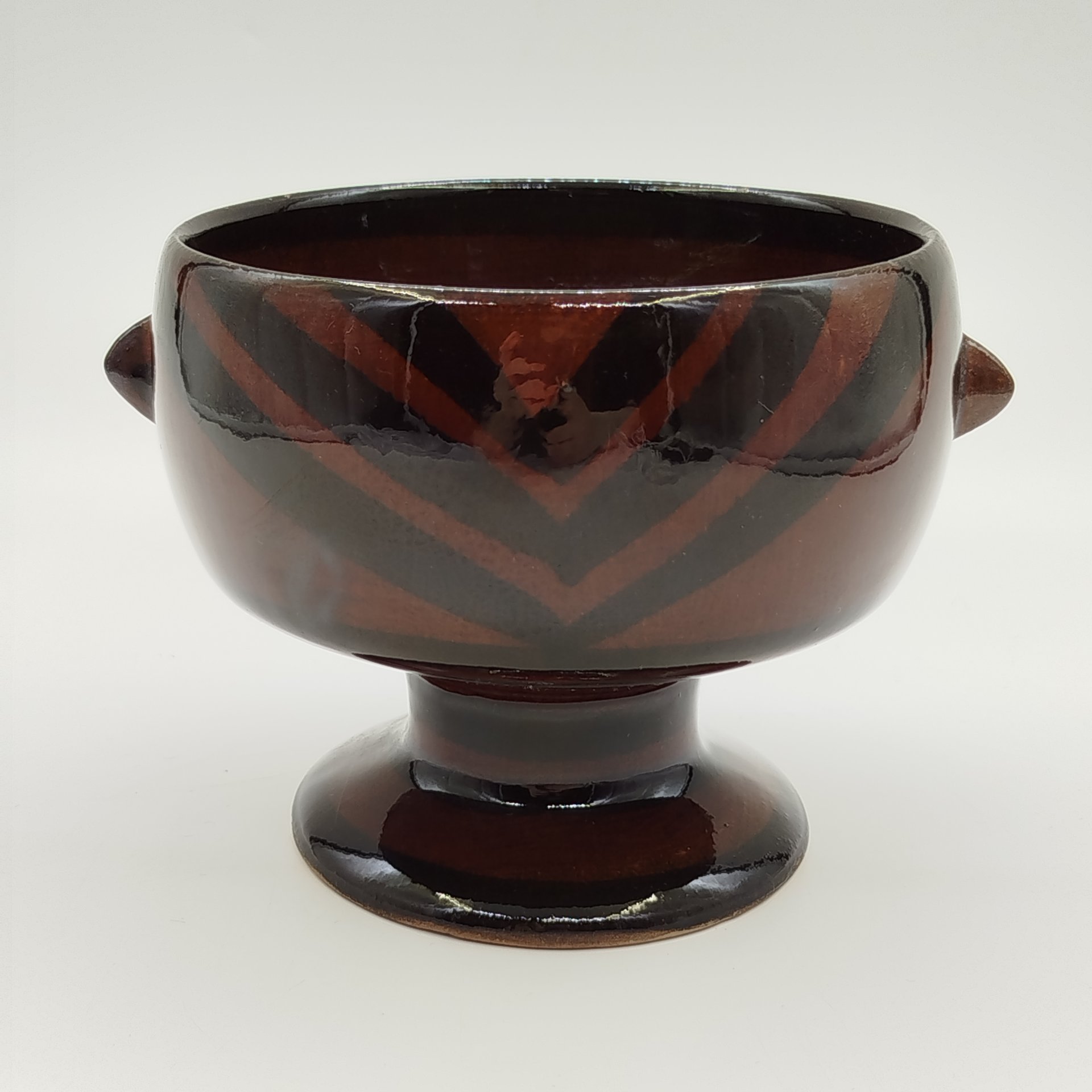 Вазочка на ножке, украшенная орнаментальным декором, керамика, глазурь, роспись, Гжельский керамический завод, СССР, 1970-1990 гг.