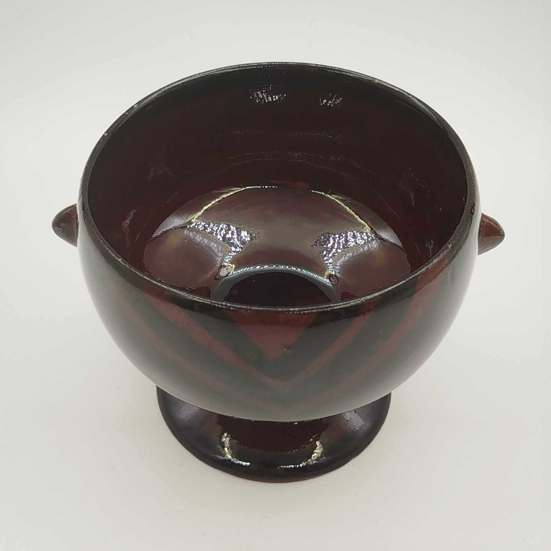 Вазочка на ножке, украшенная орнаментальным декором, керамика, глазурь, роспись, Гжельский керамический завод, СССР, 1970-1990 гг.