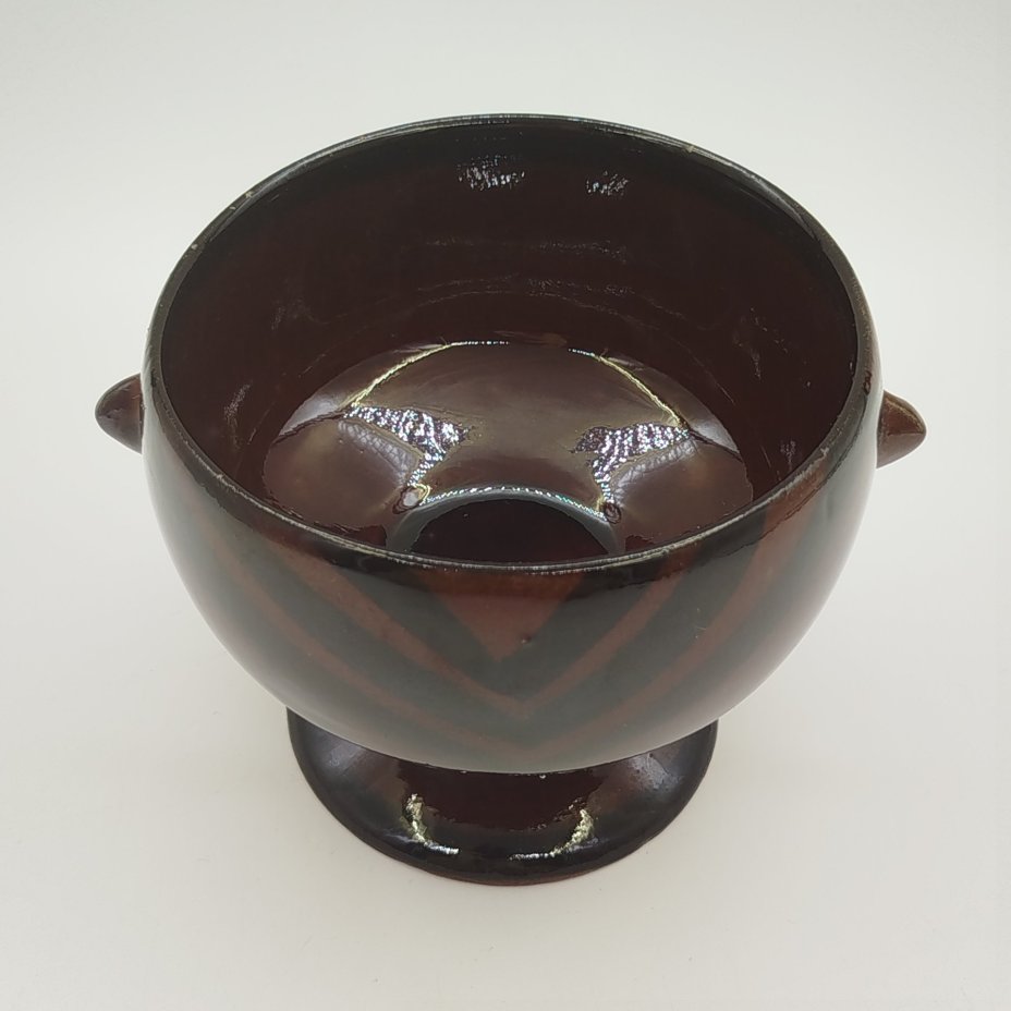 Вазочка на ножке, украшенная орнаментальным декором, керамика, глазурь, роспись, Гжельский керамический завод, СССР, 1970-1990 гг.