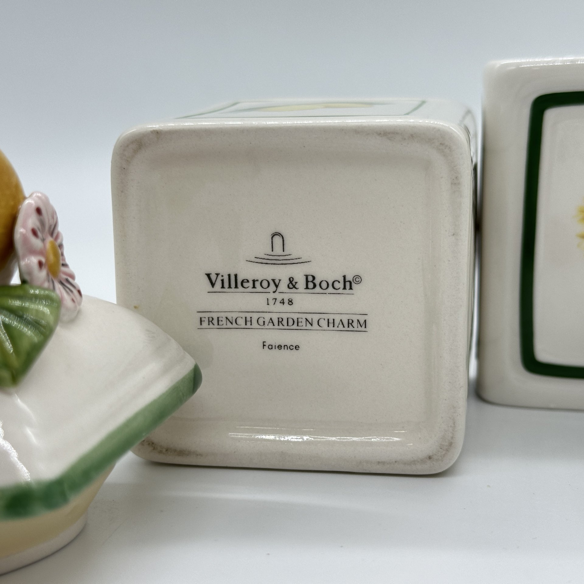 Пара банок для сыпучих продуктов (чай/сахар) из серии "French garden charm", украшенных цветами и фруктами, Villeroy & Boch