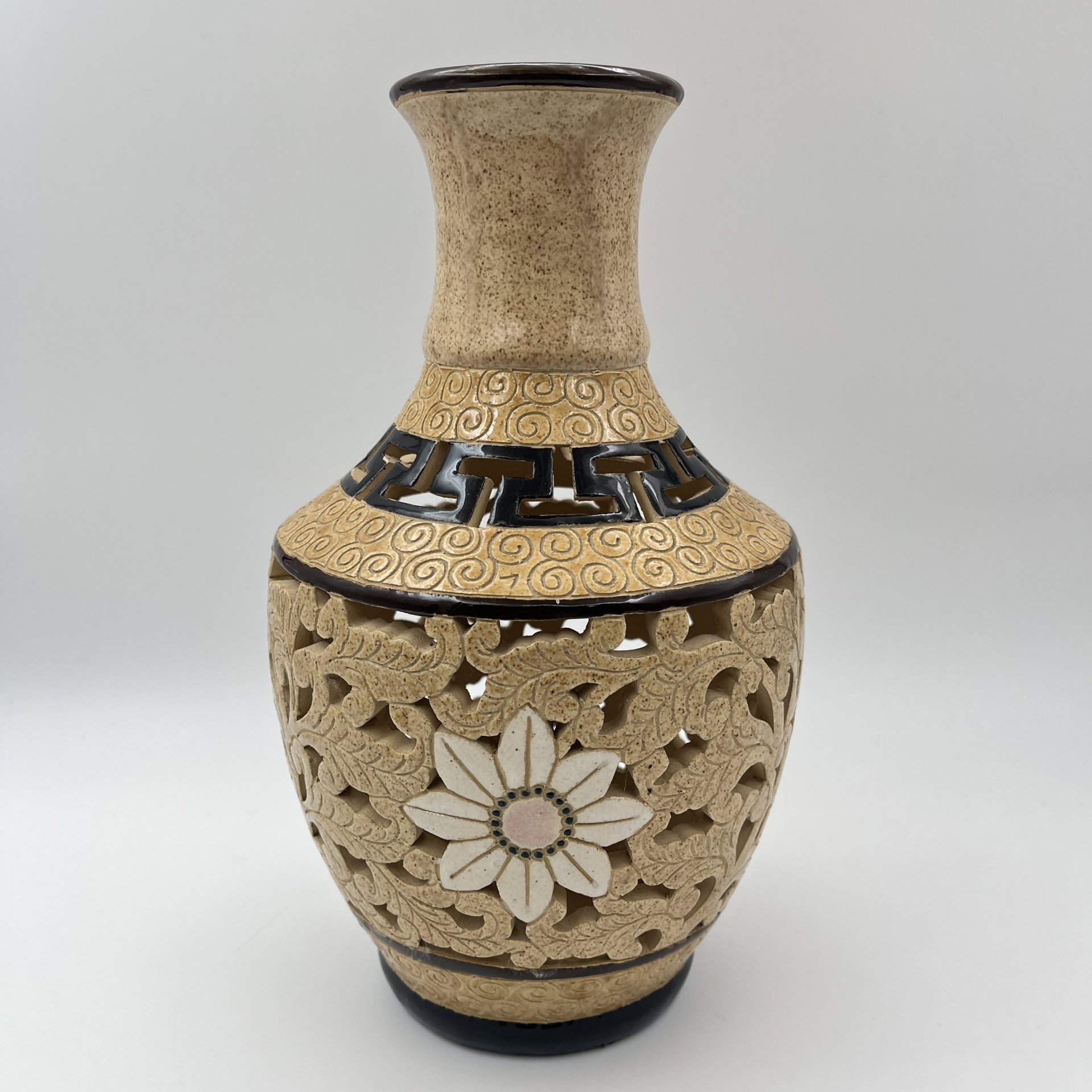 Ваза декоративная с прорезным туловом и изображением цветов, керамика, роспись, Вьетнам, 1960-1980 гг.