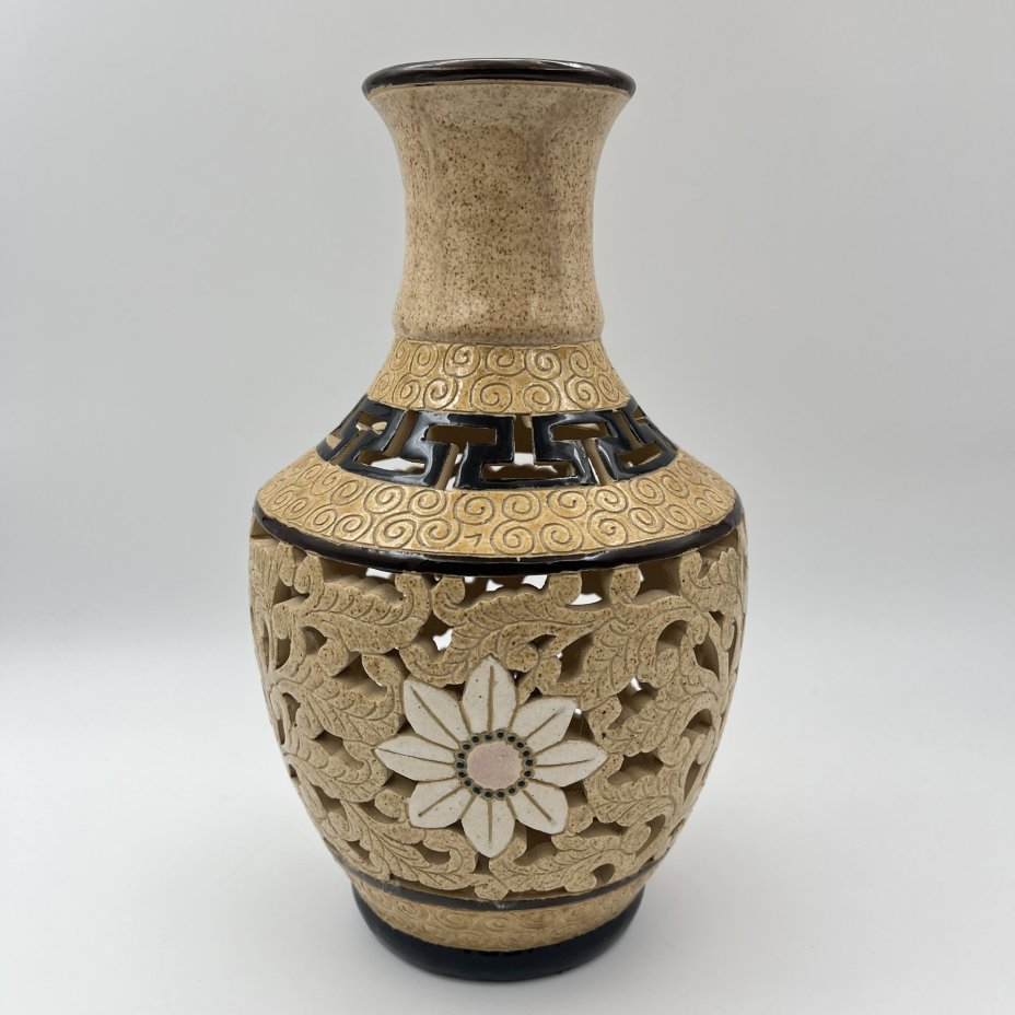 Ваза декоративная с прорезным туловом и изображением цветов, керамика, роспись, Вьетнам, 1960-1980 гг.