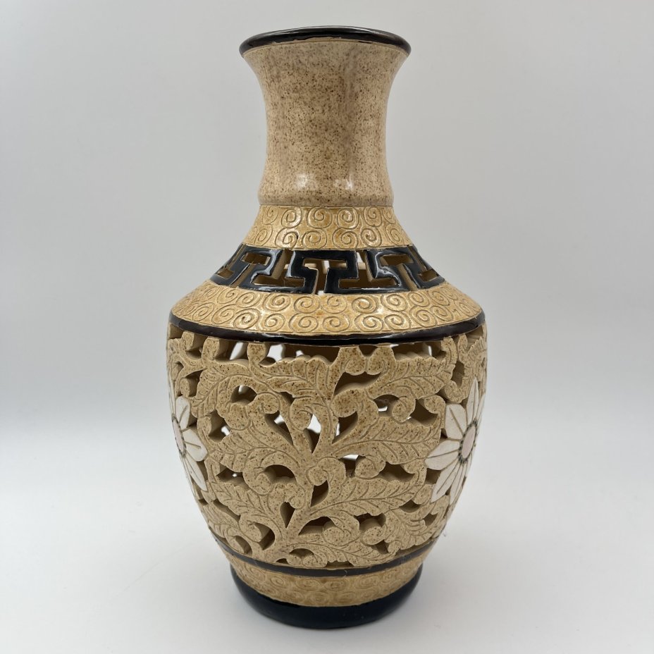 Ваза декоративная с прорезным туловом и изображением цветов