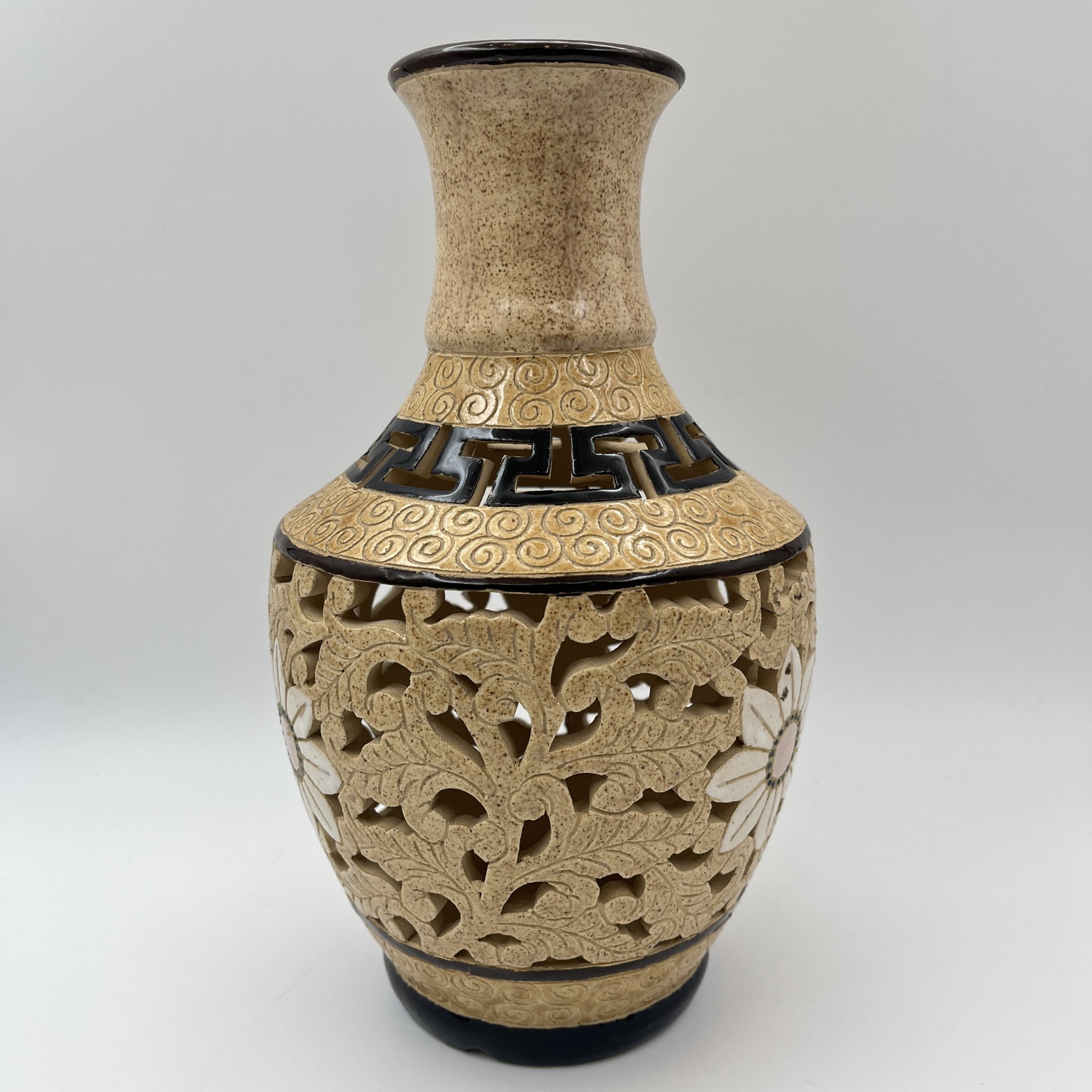 Ваза декоративная с прорезным туловом и изображением цветов, керамика, роспись, Вьетнам, 1960-1980 гг.