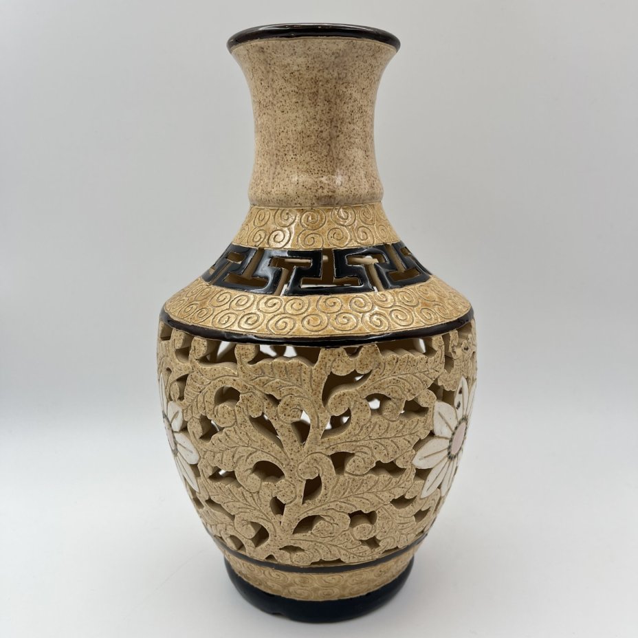 Ваза декоративная с прорезным туловом и изображением цветов