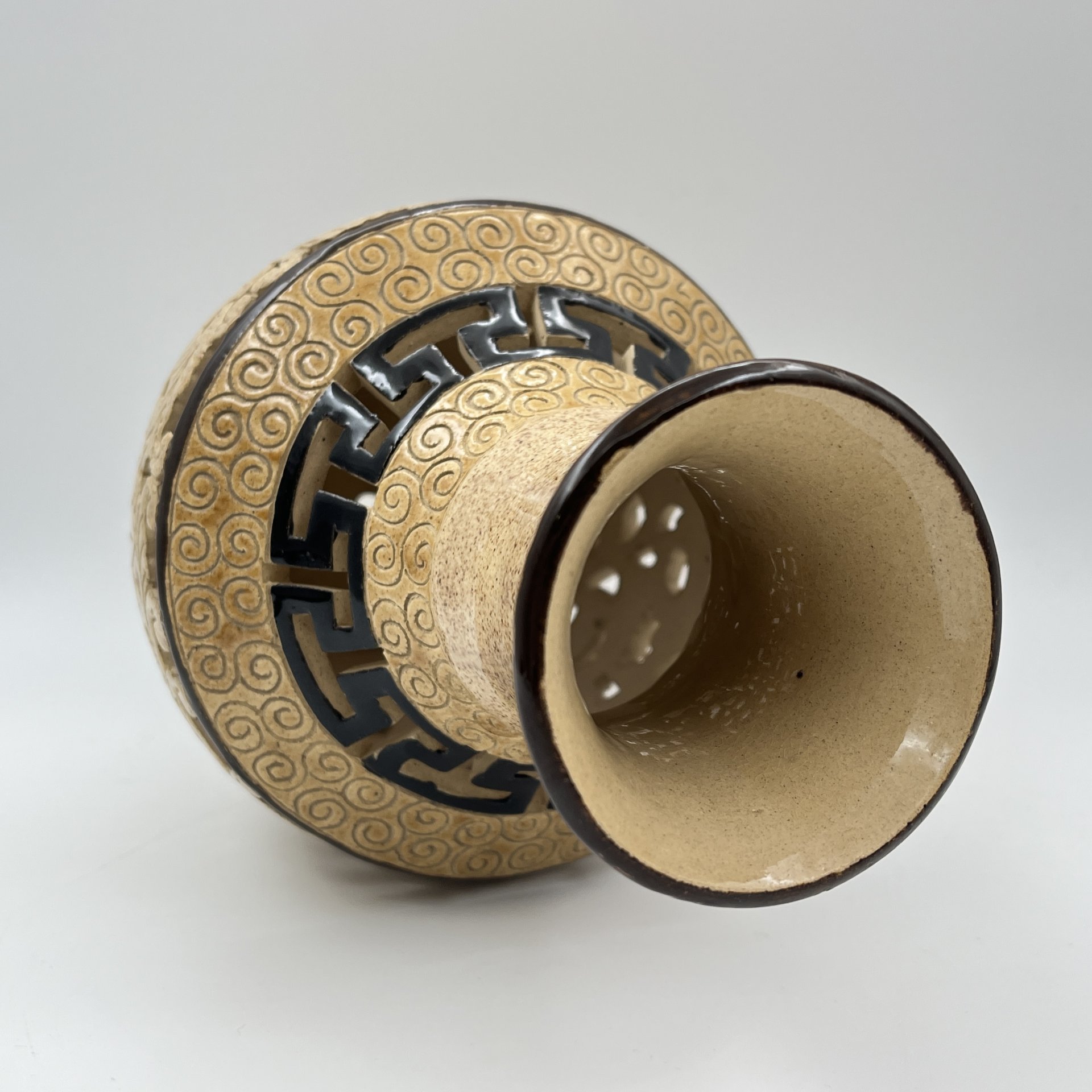 Ваза декоративная с прорезным туловом и изображением цветов, керамика, роспись, Вьетнам, 1960-1980 гг.