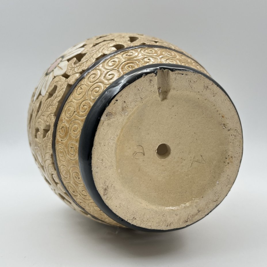 Ваза декоративная с прорезным туловом и изображением цветов