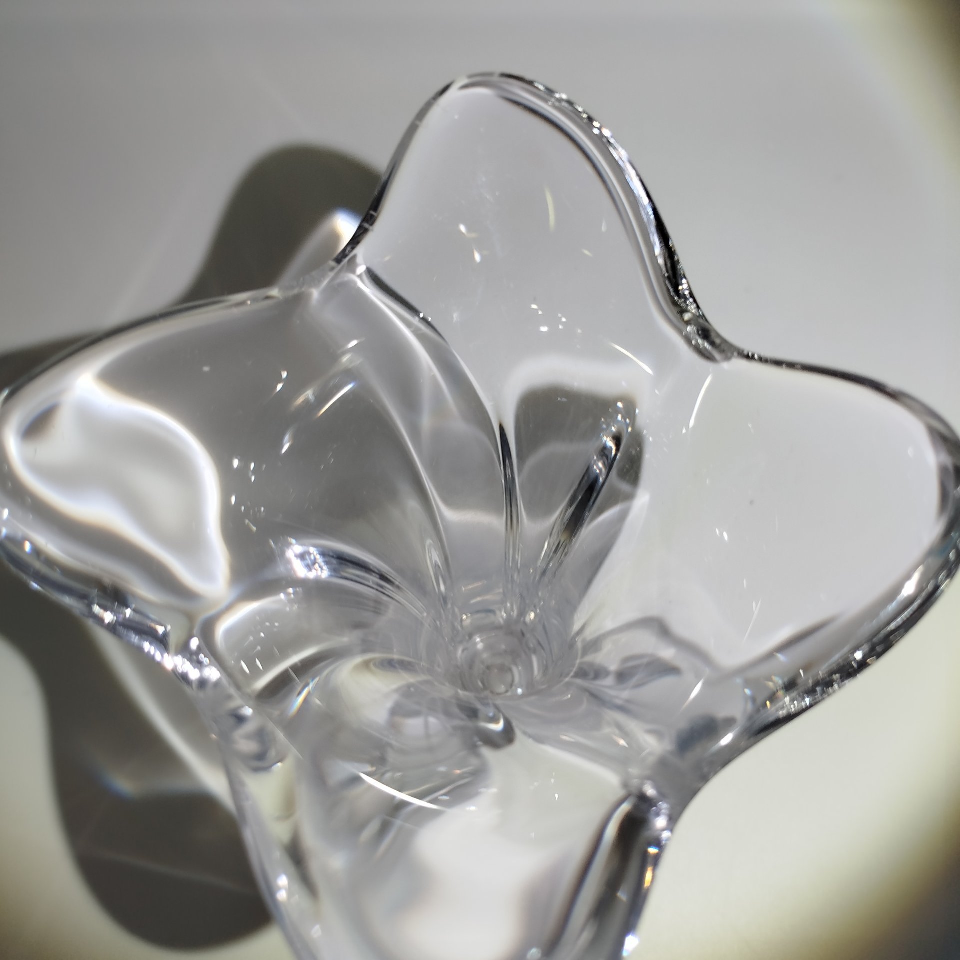 Ваза лаконичной формы, стекло, гутная техника, налепы, Ливанский стекольный завод, Латвия, 1960-1980 гг.