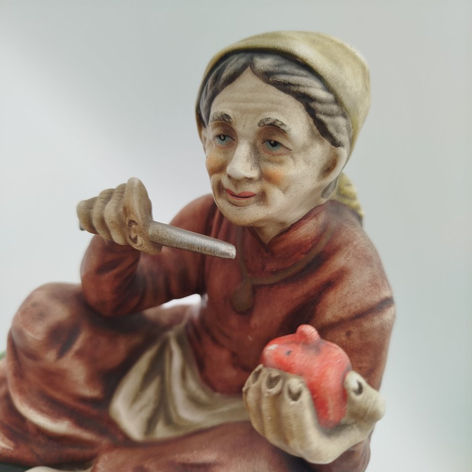 Статуэтка "Кухарка" ("Женщина с гранатами"), фарфор, роспись