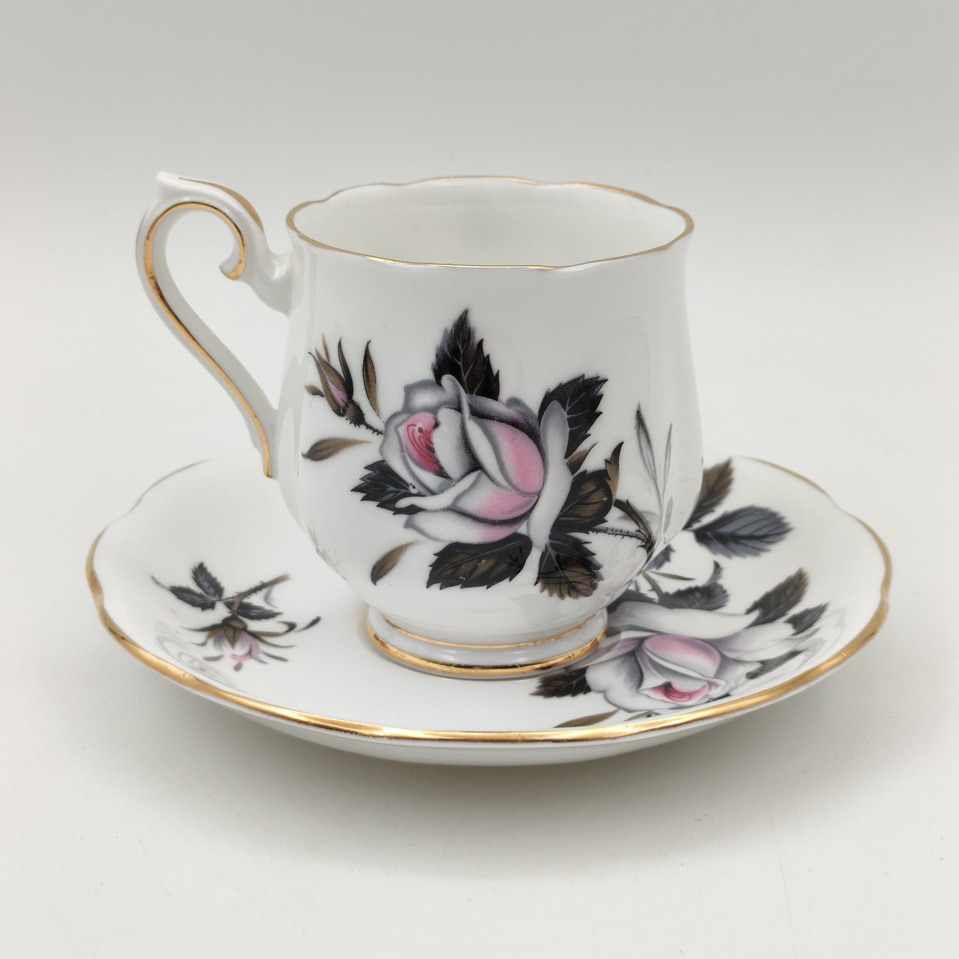Кофейная пара с ярким  декором в виде цветка розы  "Queen`s messenger", Royal Albert