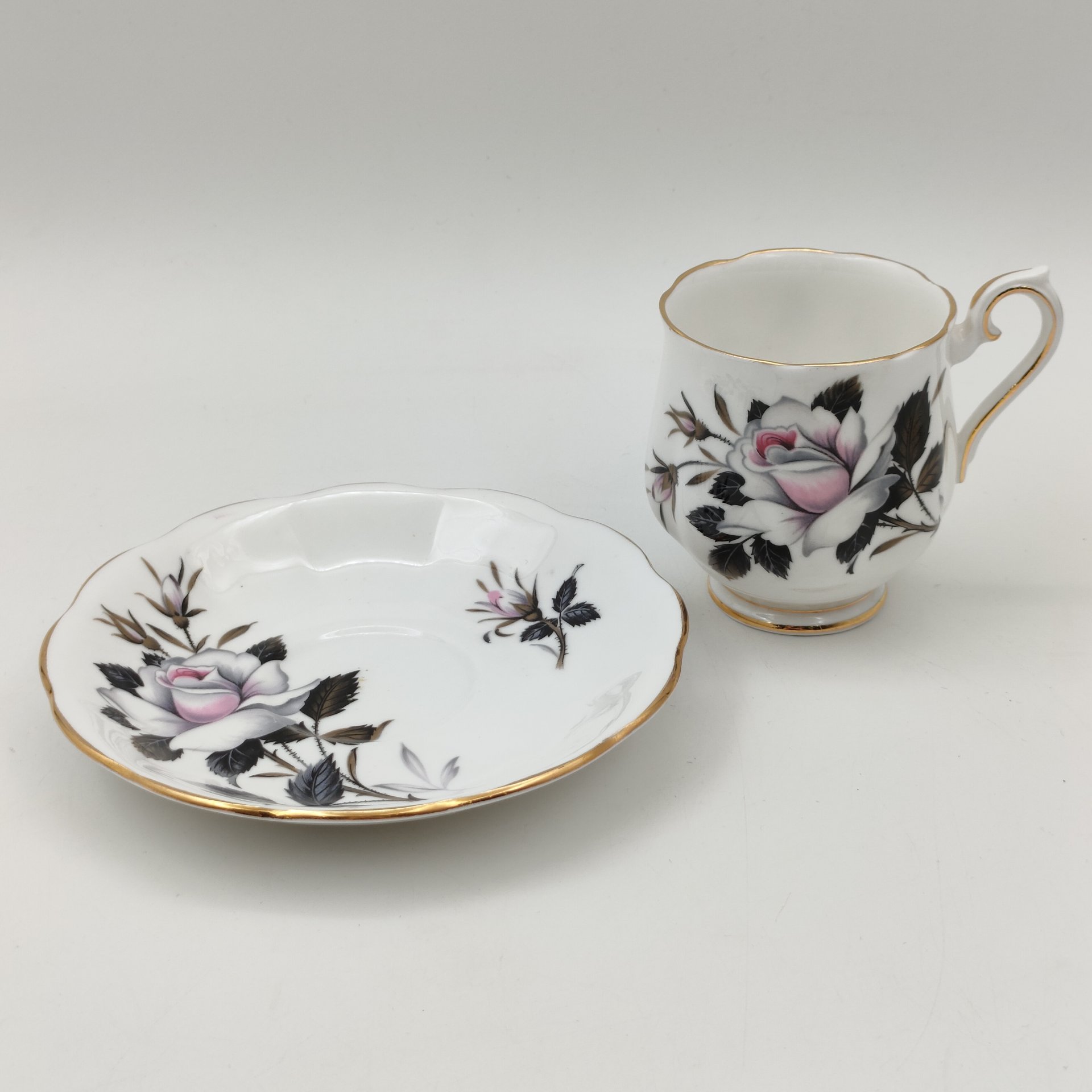 Кофейная пара с ярким  декором в виде цветка розы  "Queen`s messenger", Royal Albert