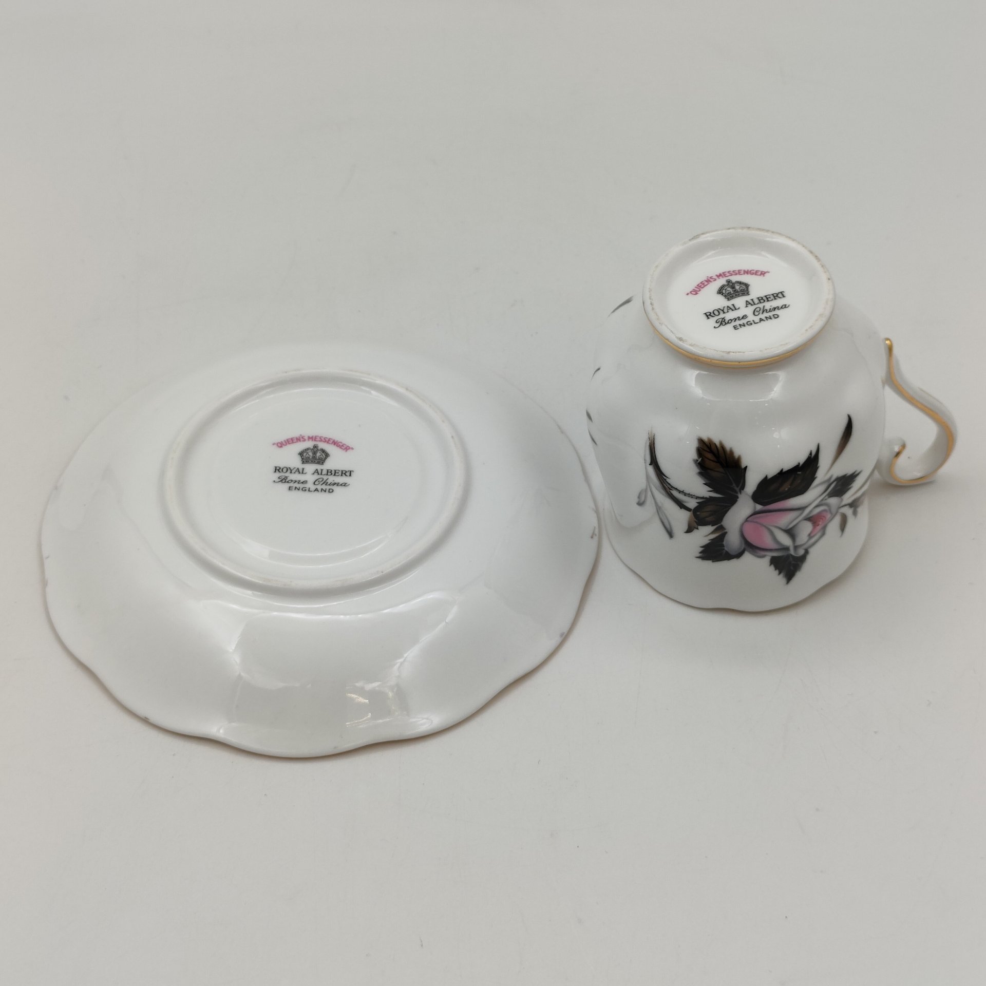 Кофейная пара с ярким  декором в виде цветка розы  "Queen`s messenger", Royal Albert