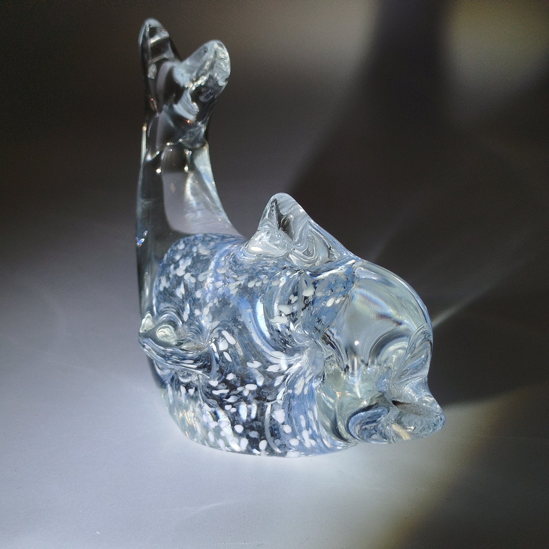 Статуэтка (пресс-папье) в виде дельфина, стекло, техника spatter, Европа, 1980-2000 гг.