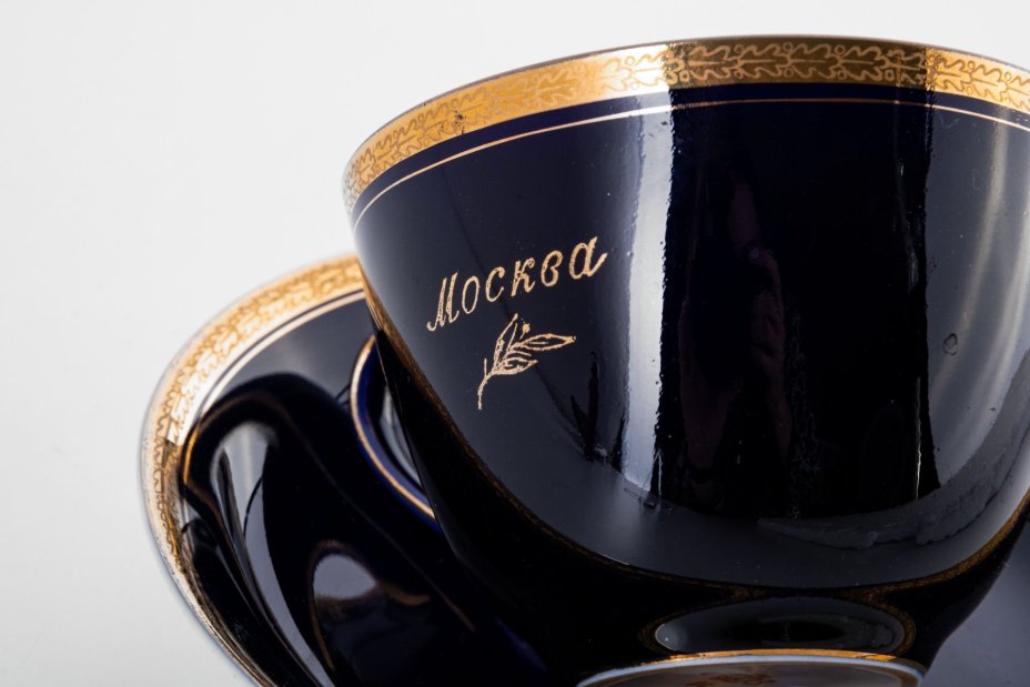 Чайная пара с изображением Кремля  и надписью "Москва", Ленинградский фарфоровый завод (ЛФЗ)