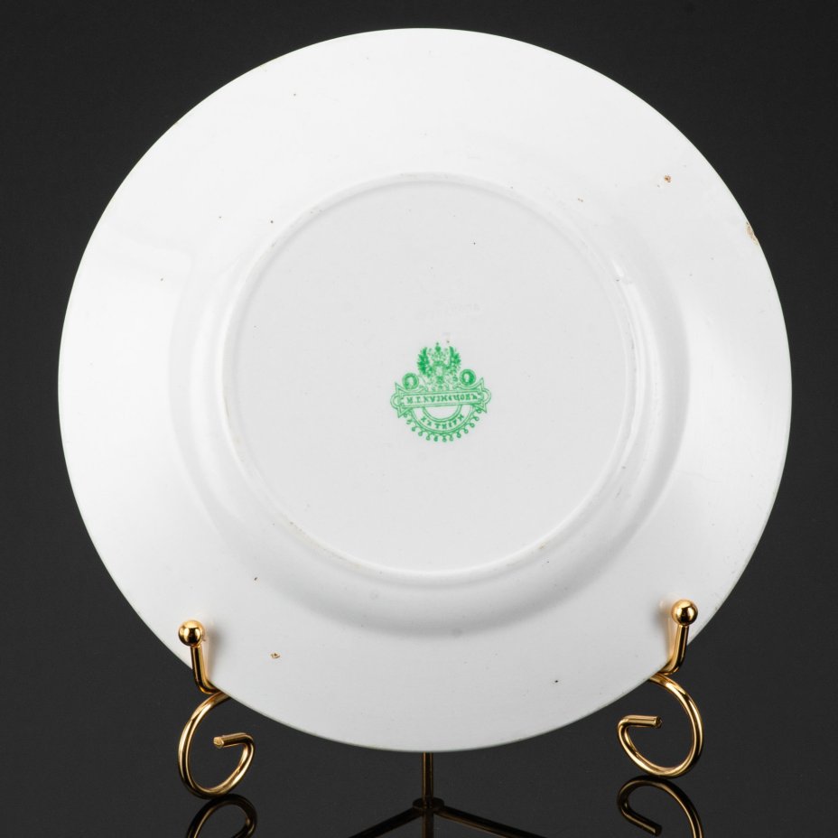 Тарелка декоративная с владельческой надписью и деколью: "Скала "Пушкина", дача Мельниковых, Одесса, 1887 г." и вензелем "М", фаянс, деколь, золочение, Товарищество М.С. Кузнецова в Твери, Российская империя, 1870-1889 гг.