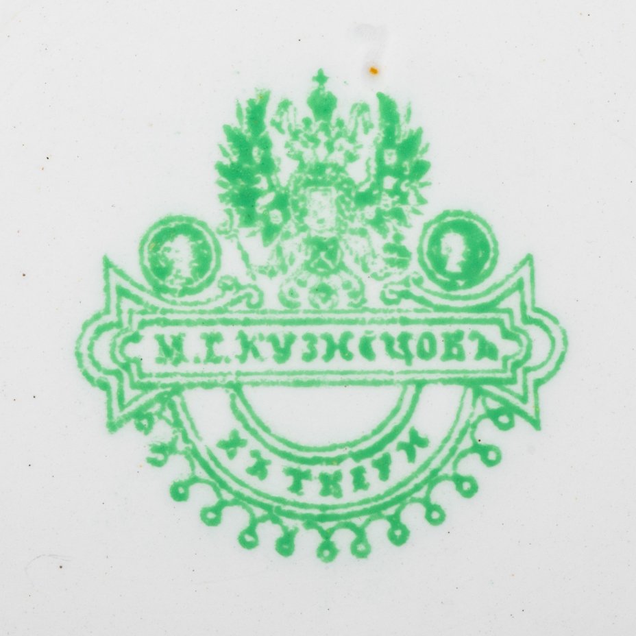 Тарелка декоративная с владельческой надписью и деколью: "Скала "Пушкина", дача Мельниковых, Одесса, 1887 г." и вензелем "М", фаянс, деколь, золочение, Товарищество М.С. Кузнецова в Твери, Российская империя, 1870-1889 гг.