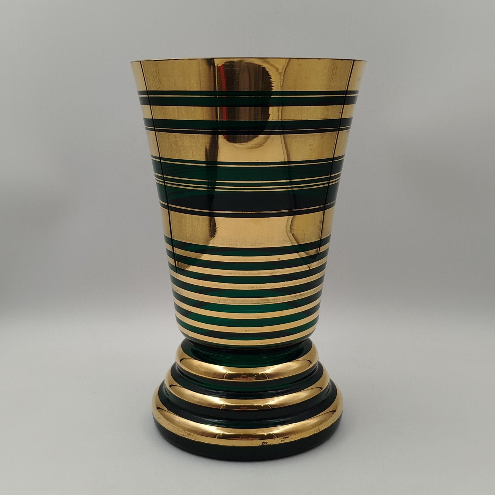 Ваза для цветов зеленого оттенка в стиле Art Deco