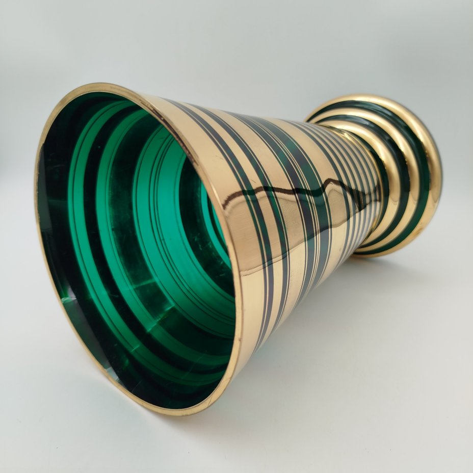 Ваза для цветов зеленого оттенка в стиле Art Deco