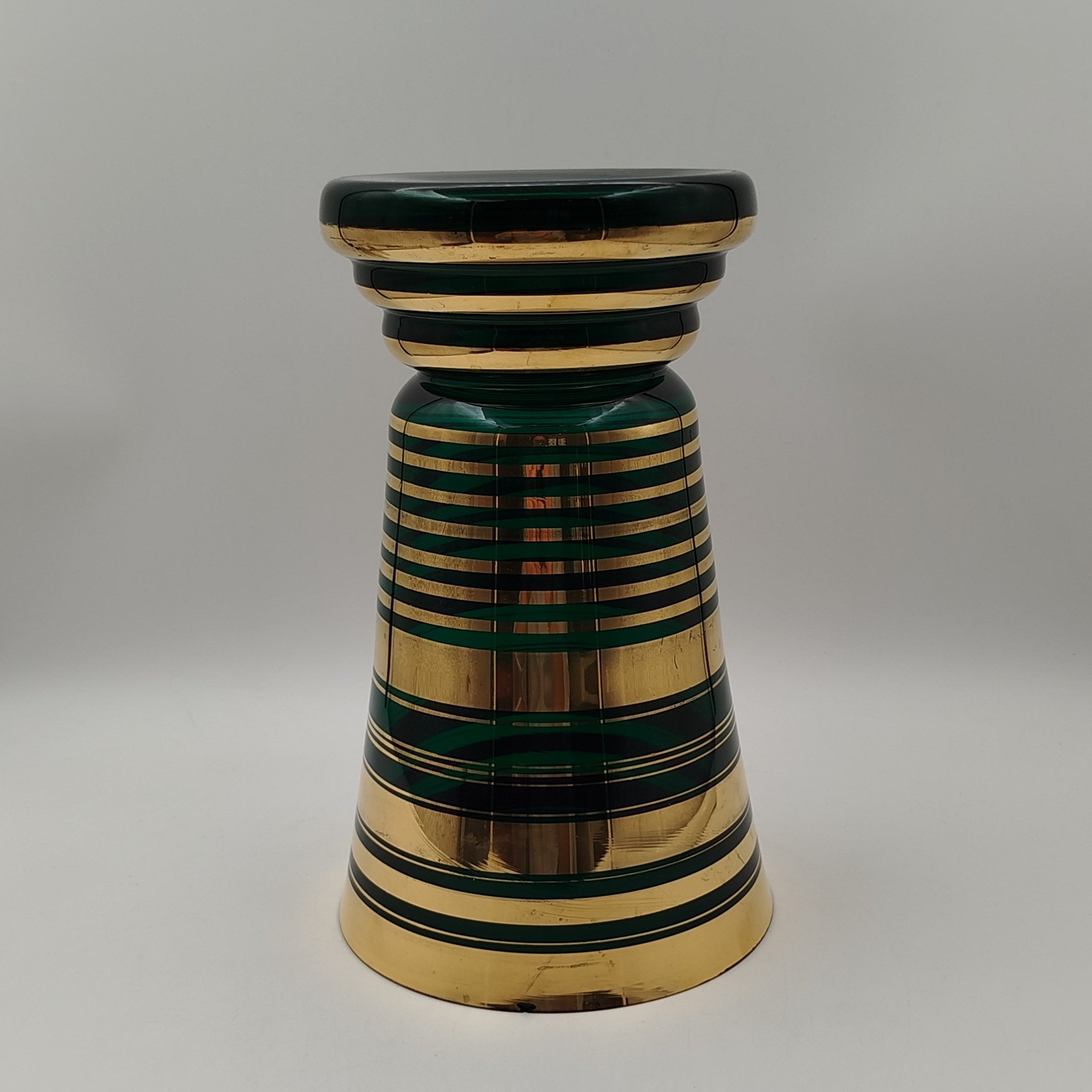 Ваза для цветов зеленого оттенка в стиле Art Deco