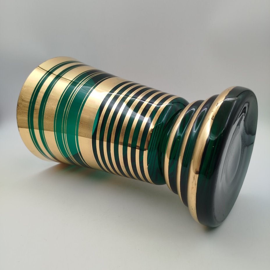 Ваза для цветов зеленого оттенка в стиле Art Deco