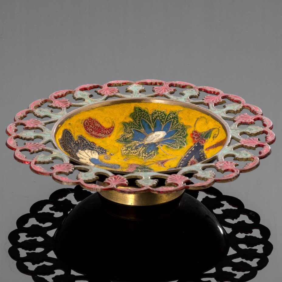 Вазочка (орешница) с растительным декором и ажурным бортом