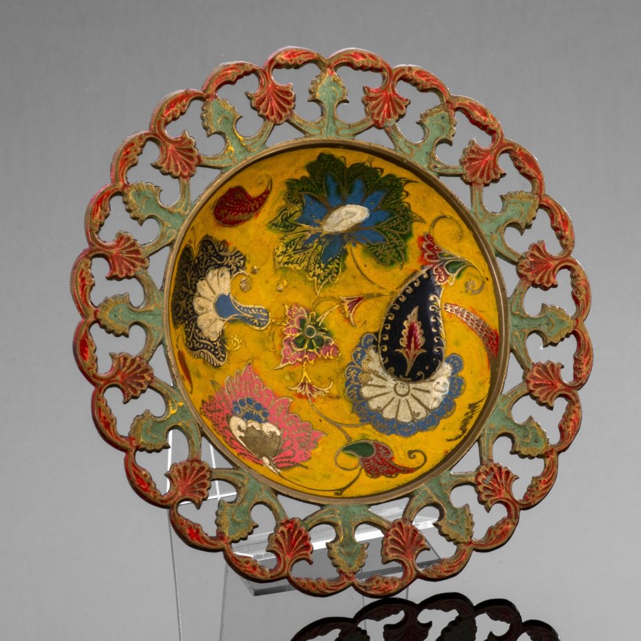 Вазочка (орешница) с растительным декором и ажурным бортом