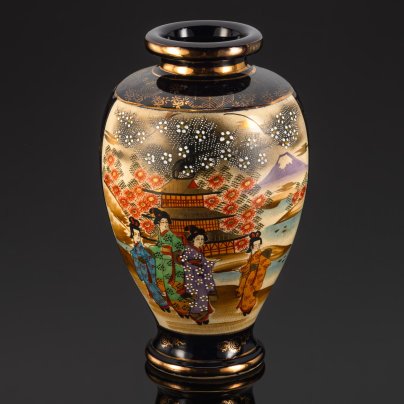 Ваза с изображением "Прогулка гейш осенью", фаянс, роспись, кобальт, золочение, Япония, 1900-1930 гг.
