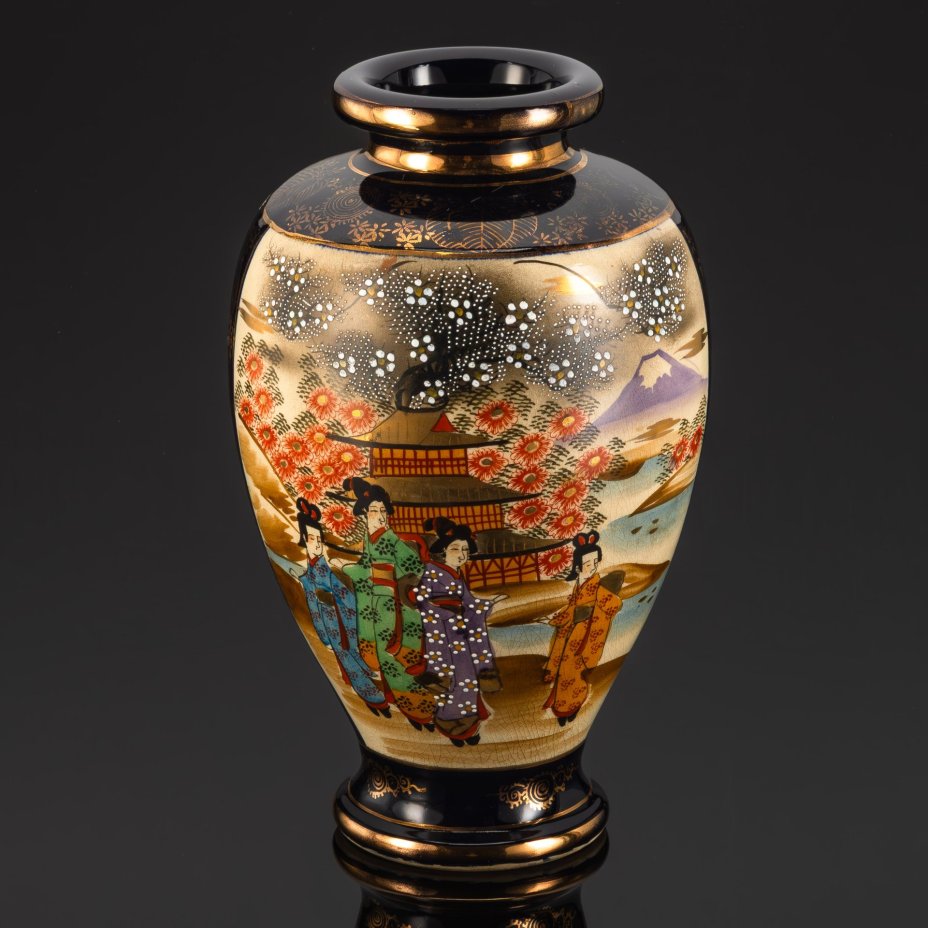 Ваза с изображением "Прогулка гейш осенью", фаянс, роспись, кобальт, золочение, Япония, 1900-1930 гг.