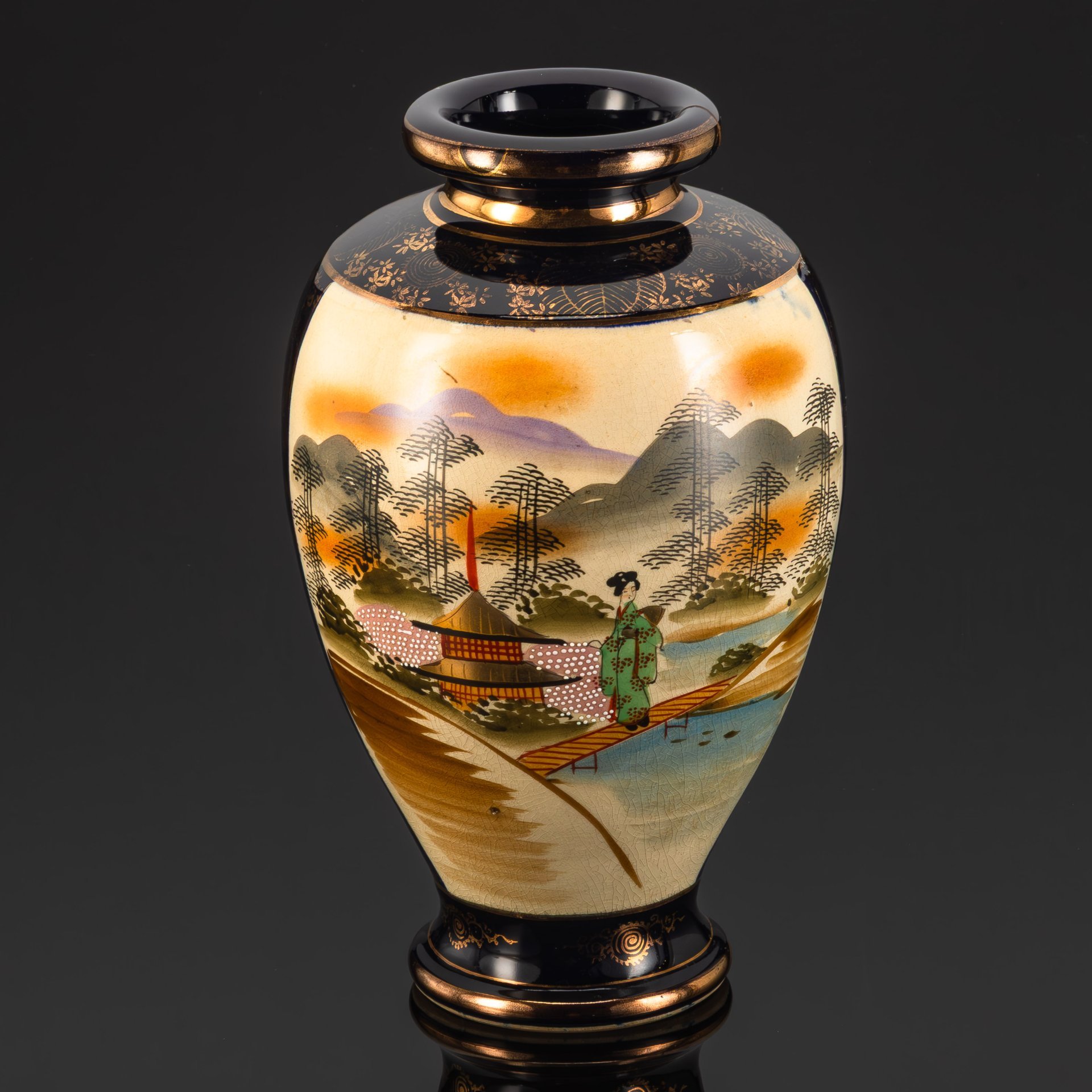 Ваза с изображением "Прогулка гейш осенью", фаянс, роспись, кобальт, золочение, Япония, 1900-1930 гг.