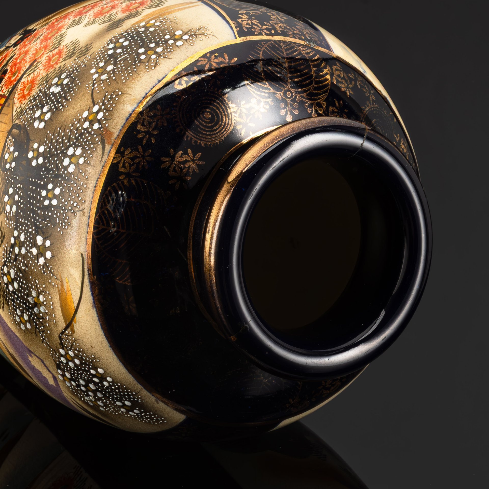 Ваза с изображением "Прогулка гейш осенью", фаянс, роспись, кобальт, золочение, Япония, 1900-1930 гг.