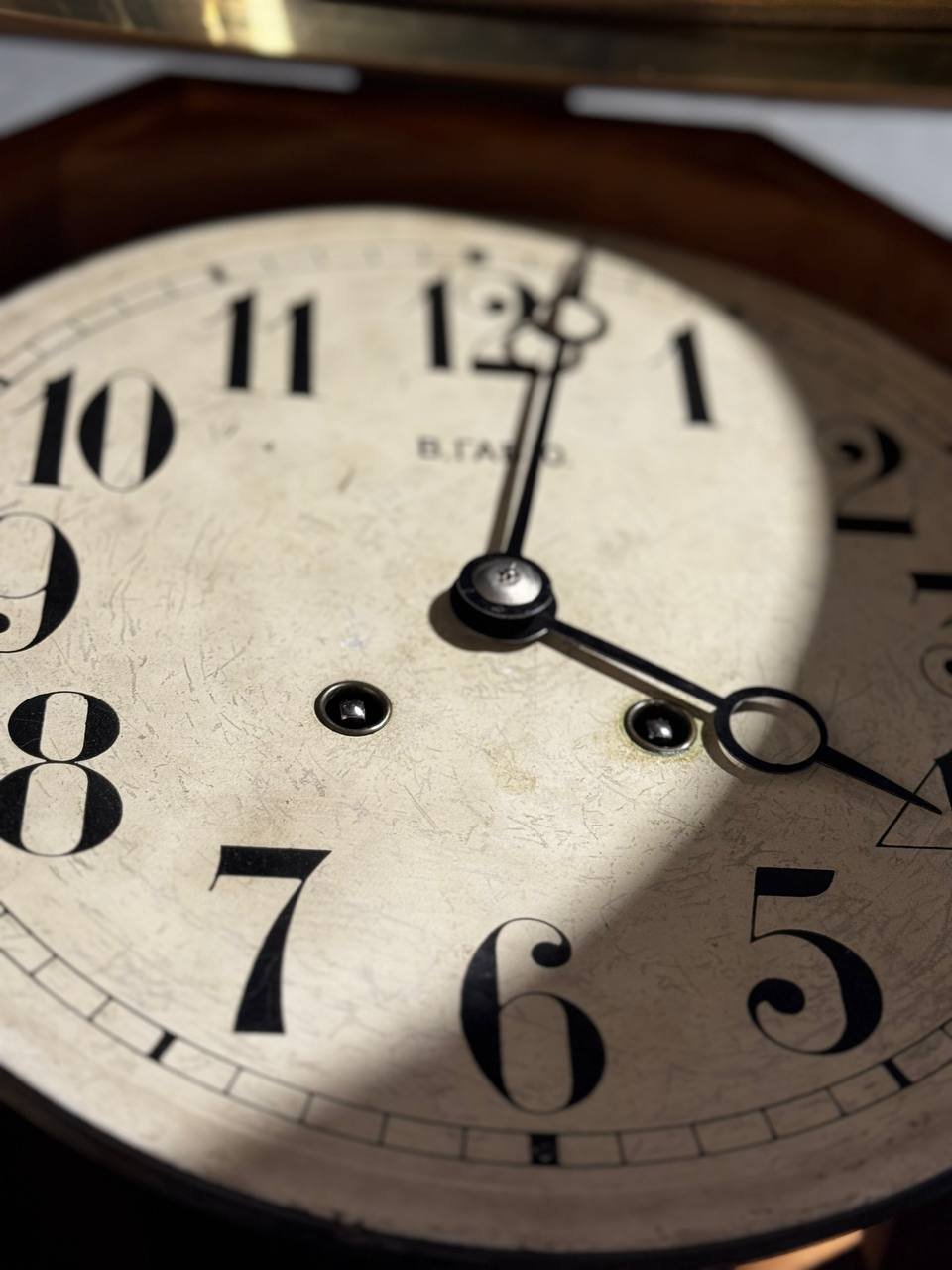 Часы "Шайба", фирма W. Gabus (В. Габю), для рынка Российской империи (с ключом), дерево, металл, стекло, Германия, 1890-1900 гг.