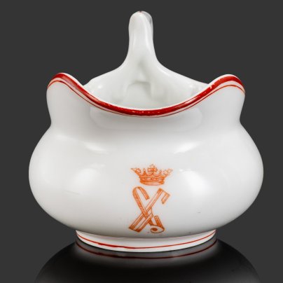 Молочник с монограммой "БС" под дворянской короной и кантом красного цвета, фарфор, деколь, обводка, Фарфоровый завод братьев Корниловых, Российская империя, 1884-1917 гг.