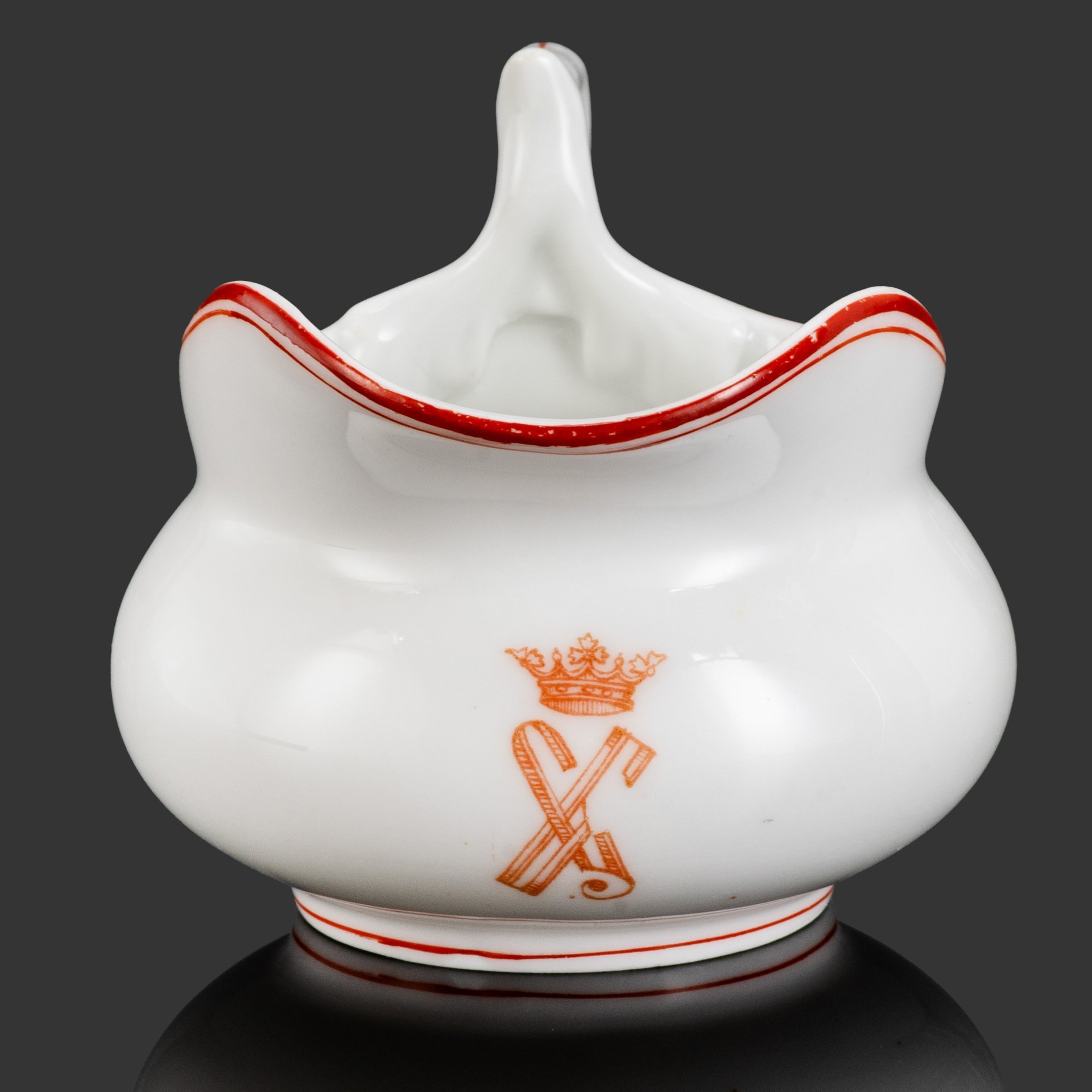 Молочник с монограммой "БС" под дворянской короной и кантом красного цвета, фарфор, деколь, обводка, Фарфоровый завод братьев Корниловых, Российская империя, 1884-1917 гг.