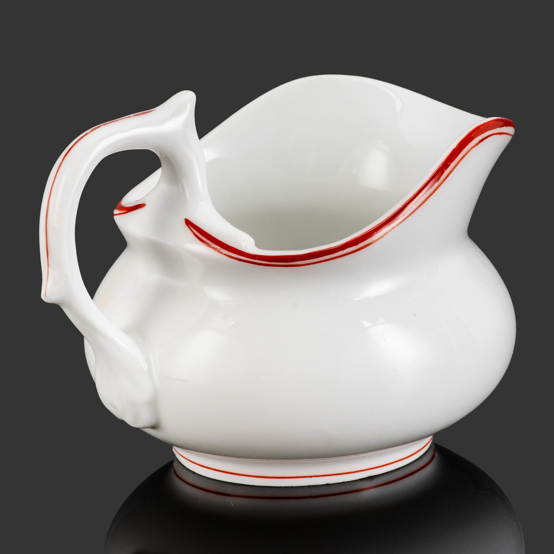 Молочник с монограммой "БС" под дворянской короной и кантом красного цвета, фарфор, деколь, обводка, Фарфоровый завод братьев Корниловых, Российская империя, 1884-1917 гг.