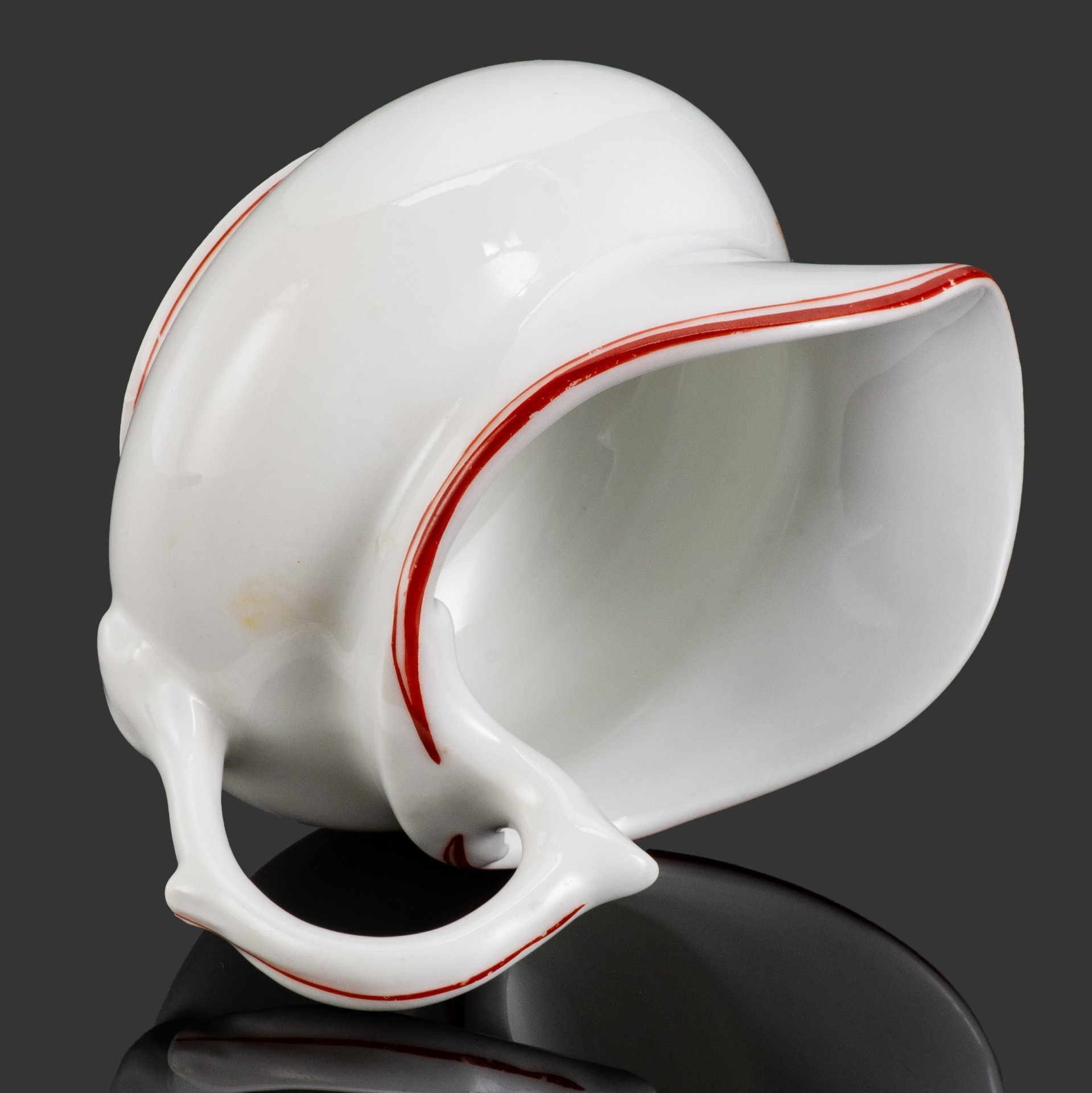 Молочник с монограммой "БС" под дворянской короной и кантом красного цвета, фарфор, деколь, обводка, Фарфоровый завод братьев Корниловых, Российская империя, 1884-1917 гг.