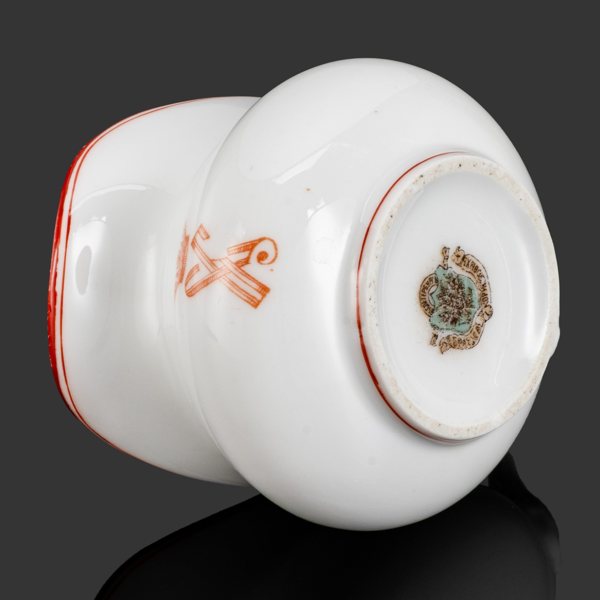 Молочник с монограммой "БС" под дворянской короной и кантом красного цвета, фарфор, деколь, обводка, Фарфоровый завод братьев Корниловых, Российская империя, 1884-1917 гг.