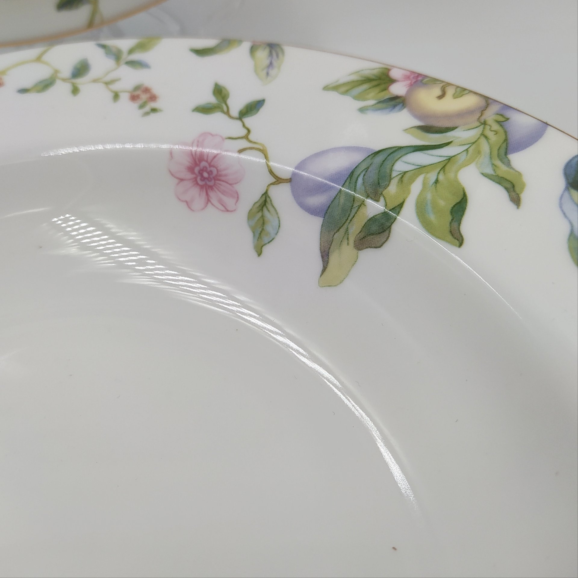 Пара суповых тарелок из серии "Sweet plum", Wedgwood