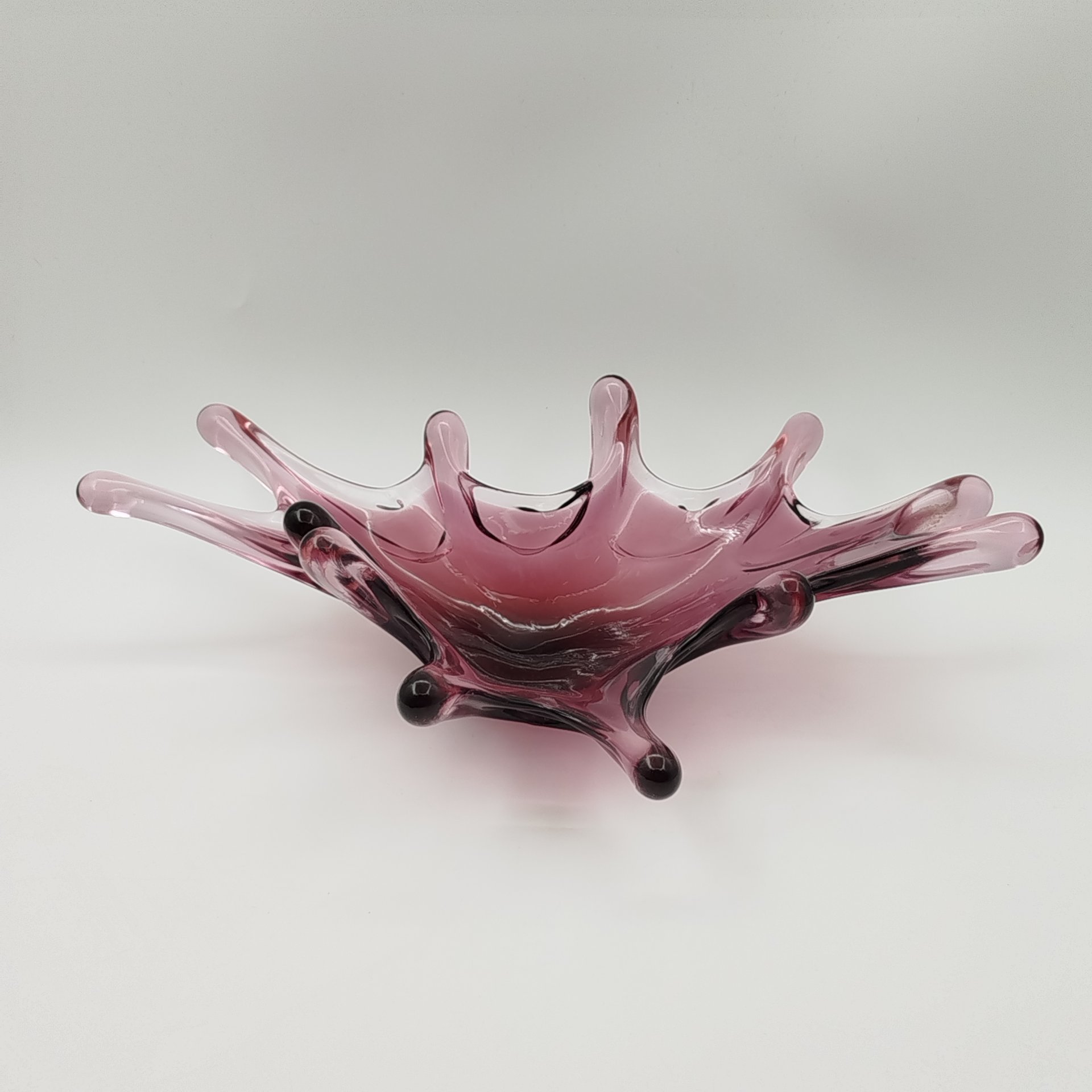 Ваза (конфетница) "Медуза" сиреневого оттенка, Керченский стекольный завод (предположительно), цветное стекло, гутная техника, СССР, 1970-1980 гг.