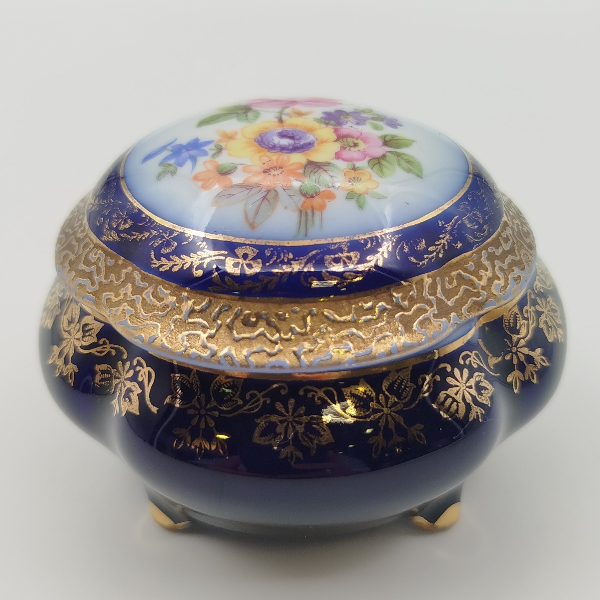 Шкатулка миниатюрная, украшенная цветочным декором, фарфор, деколь, крытье кобальтом, золочение, Limoges, Франция, 1960-1980 гг.