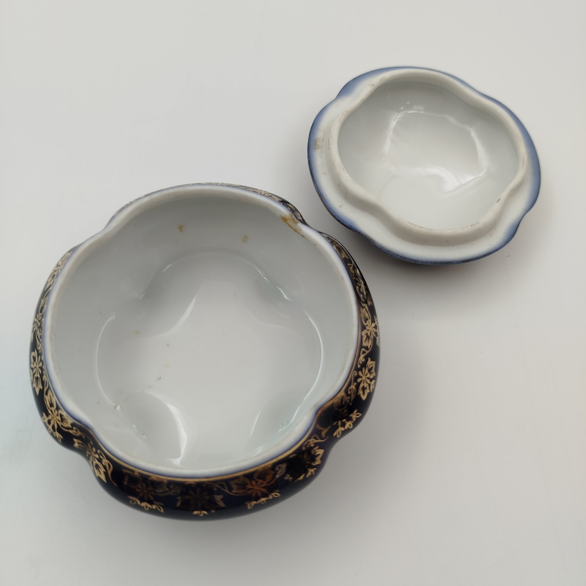 Шкатулка миниатюрная, украшенная цветочным декором, фарфор, деколь, крытье кобальтом, золочение, Limoges, Франция, 1960-1980 гг.