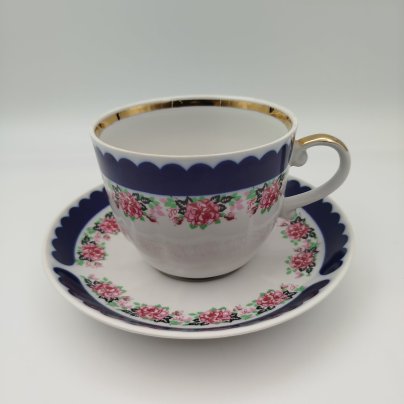 Пара чайная с цветочным декором и каймой синего цвета, фарфор, деколь, крытье, золочение, Рижский фарфорово-фаянсовый завод, СССР, 1970-1990 гг.