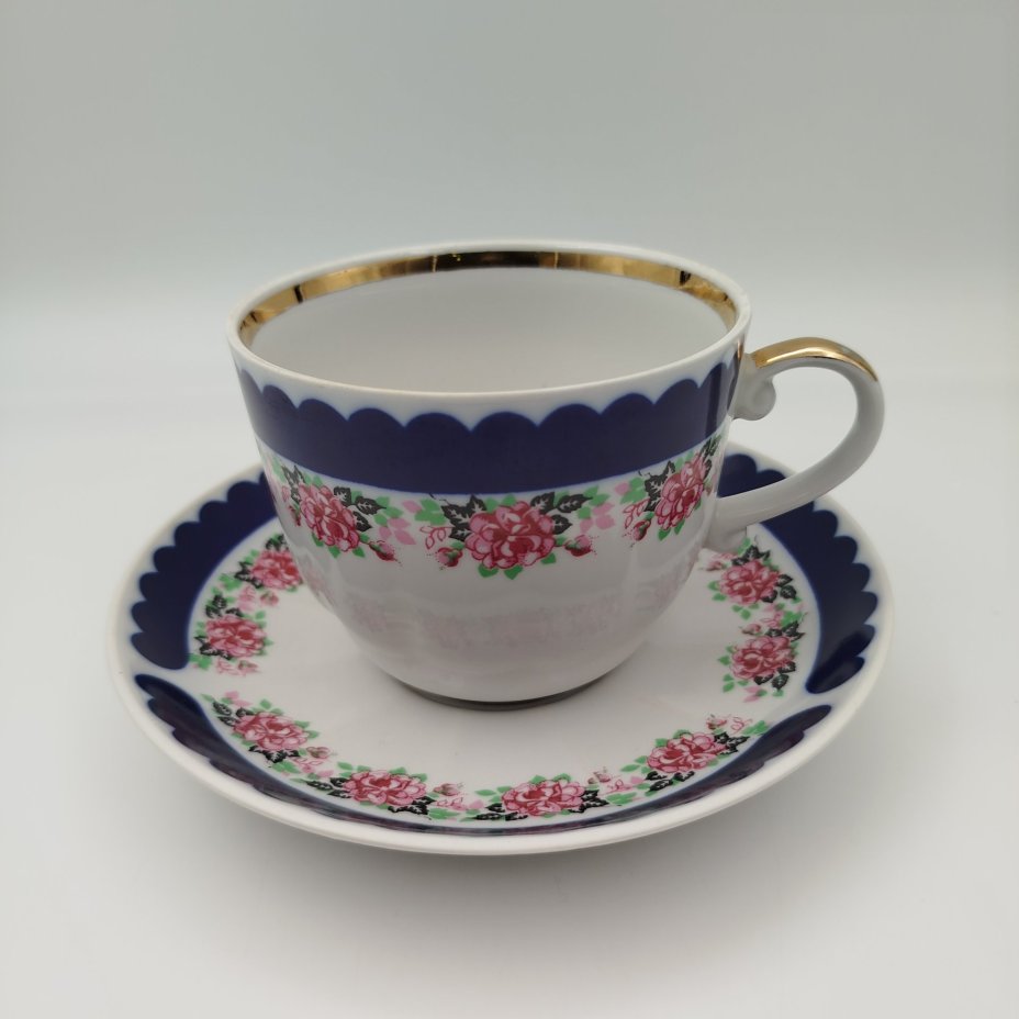 Пара чайная с цветочным декором и каймой синего цвета, фарфор, деколь, крытье, золочение, Рижский фарфорово-фаянсовый завод, СССР, 1970-1990 гг.