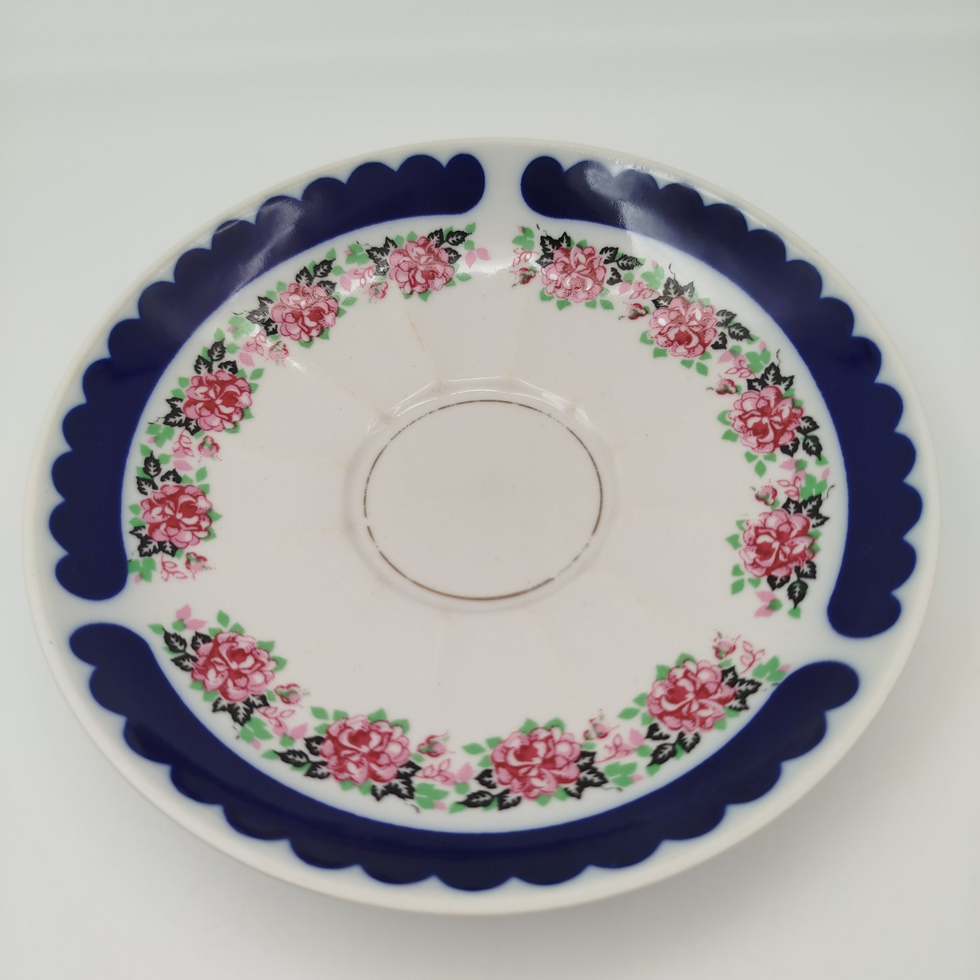 Пара чайная с цветочным декором и каймой синего цвета, фарфор, деколь, крытье, золочение, Рижский фарфорово-фаянсовый завод, СССР, 1970-1990 гг.