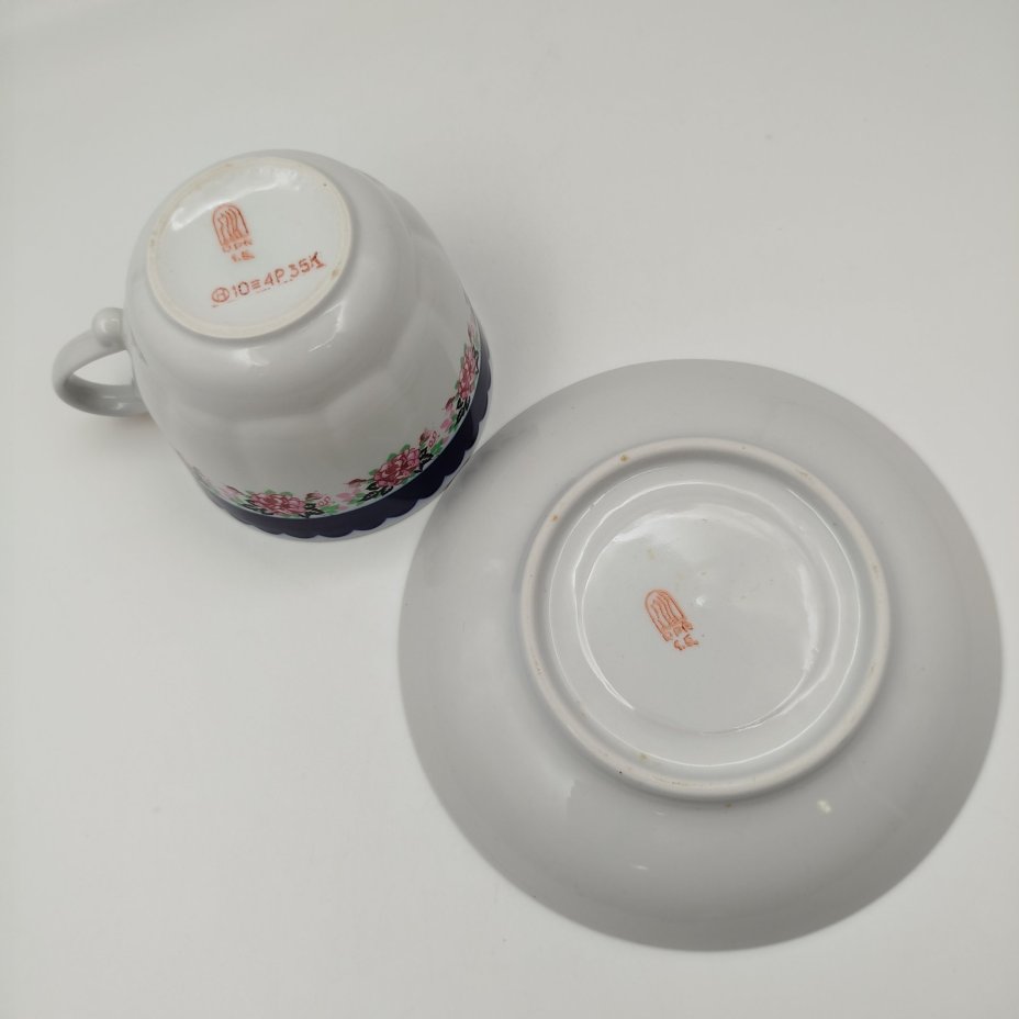 Пара чайная с цветочным декором и каймой синего цвета, фарфор, деколь, крытье, золочение, Рижский фарфорово-фаянсовый завод, СССР, 1970-1990 гг.