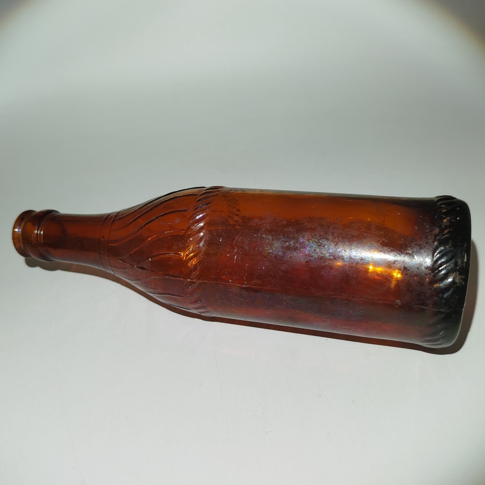 Бутылка пивная с рельефным декором, стекло, Россия, 1900-1940 гг.